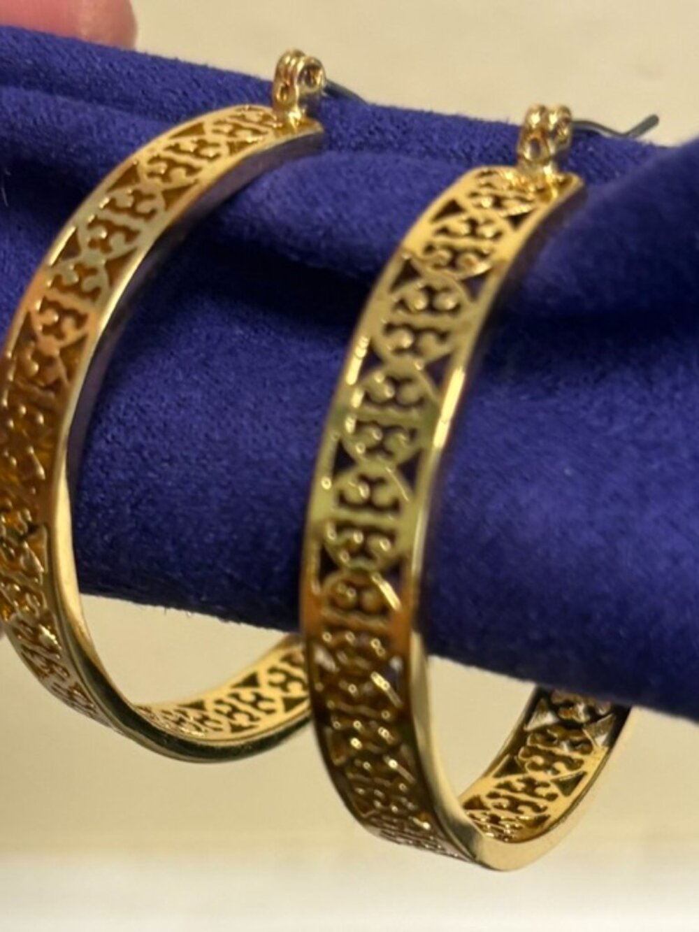 TORY BURCH KINSLEY HOOPS EARRINGS - Picture 2 of 4